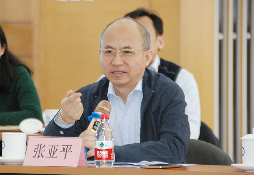 张亚平调研京区特色研究所建设进展情况